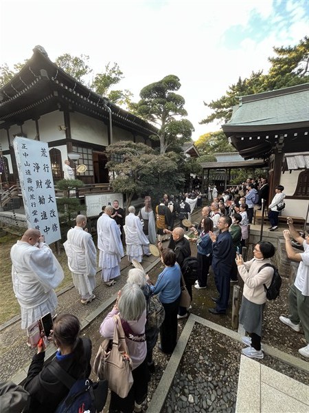 瑞門へ行僧が入っていく