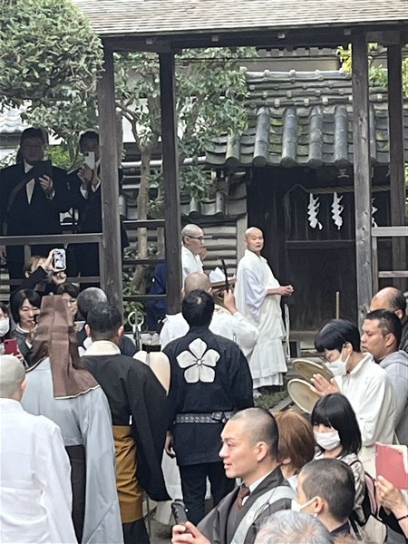 瑞門へ行僧が入っていく