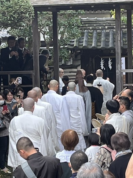 瑞門へ行僧が入っていく