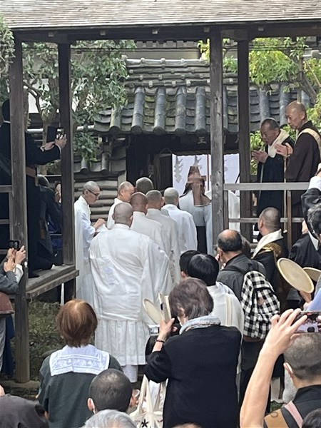 瑞門へ行僧が入っていく