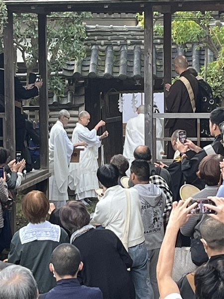 瑞門へ行僧が入っていく