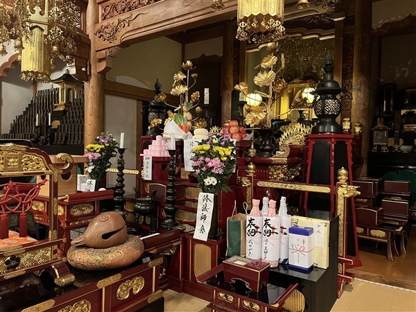 本堂には沢山のお供え。