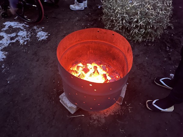 炭で暖をとる。