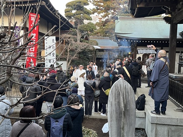 檀信徒が迎える