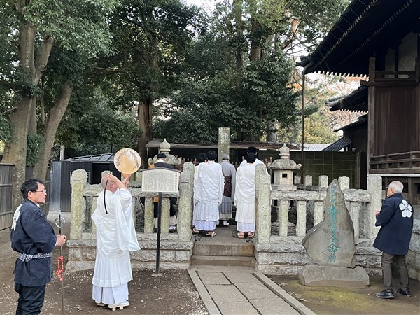 日久上人廟に整列