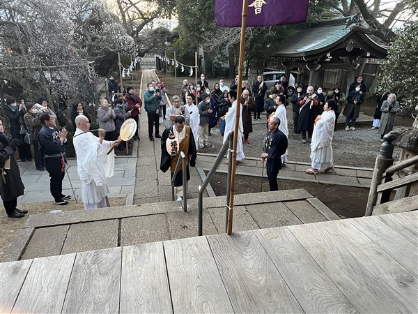 表堂へ昇堂する。