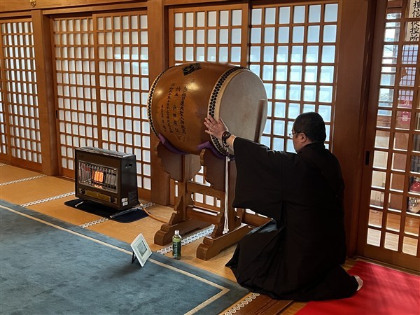 太鼓が打ち鳴らされる