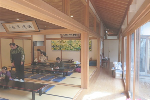 参詣者を待つ客殿