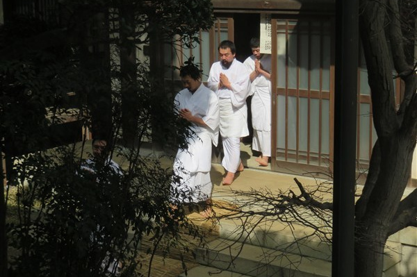 水行式へ向かう