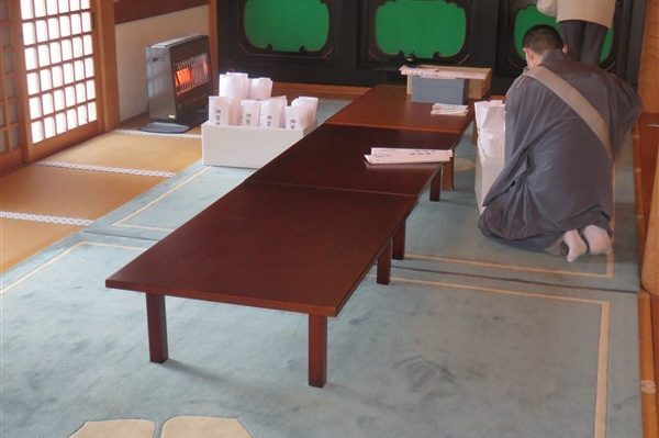 特別祈祷のお札が配られました