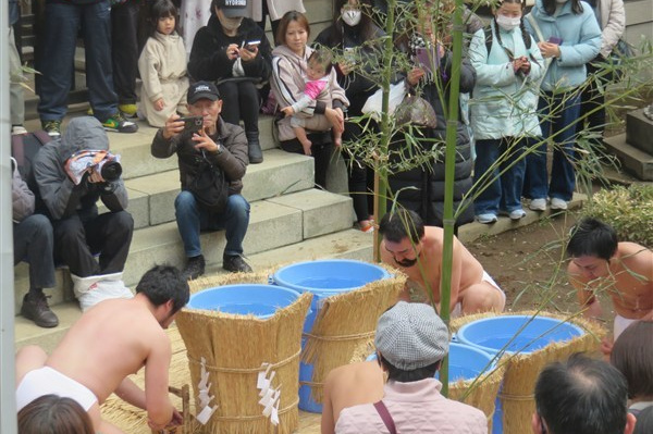満行僧の読経が響き渡る