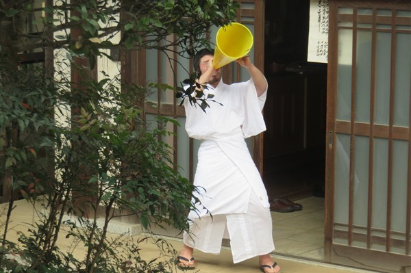 水行の始まりを告げる