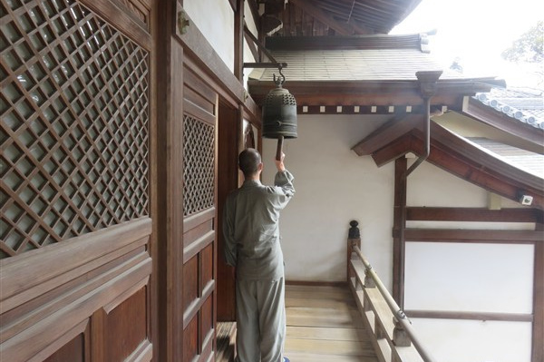 半鐘が鳴らされる