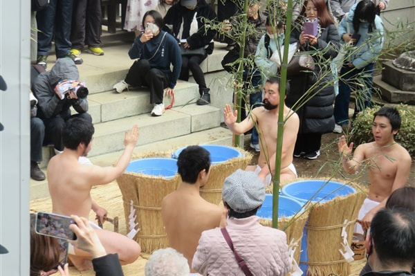 多くの参詣人が見守る中、水をかぶる