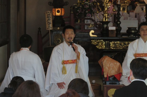 続いて行僧も一人ずつ挨拶